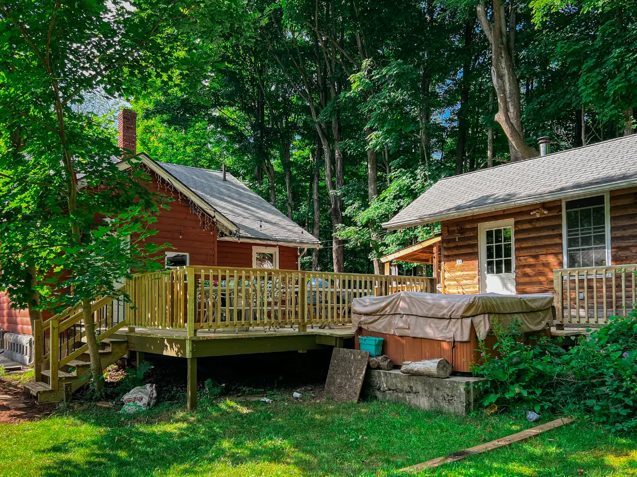 Deck and railing at a log cabin